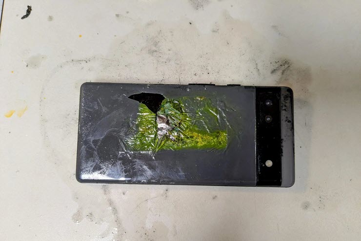 Chiếc Pixel 6a của người dùng zaliver không còn nguyên vẹn sau khi bốc cháy.