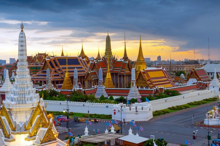 Khi đến Bangkok, đừng bỏ qua Cung điện Hoàng gia, một công trình kiến trúc lộng lẫy và đầy lịch sử. Nằm trong khuôn viên Cung điện là Wat Phra Kaew, ngôi chùa nổi tiếng với tượng Phật Ngọc thiêng liêng. Ảnh Travbel 24h