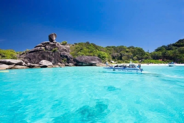 Bãi biển Patong là một trong những bãi biển nổi tiếng nhất tại Phuket, nơi du khách có thể tham gia các hoạt động như lướt sóng, chèo thuyền kayak, hay đơn giản là thư giãn dưới ánh nắng vàng.