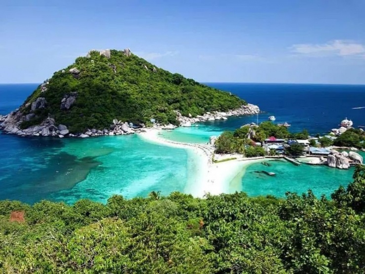 Koh Samui, một trong những hòn đảo đẹp nhất của Thái Lan, là nơi lý tưởng để bạn tìm đến sự yên tĩnh và thư giãn. Các bãi biển như Chaweng và Lamai nổi tiếng với cát trắng mịn và nước biển trong xanh, là lựa chọn tuyệt vời cho những ai muốn tránh xa sự ồn ào của các thành phố lớn. Ảnh Saigontimes