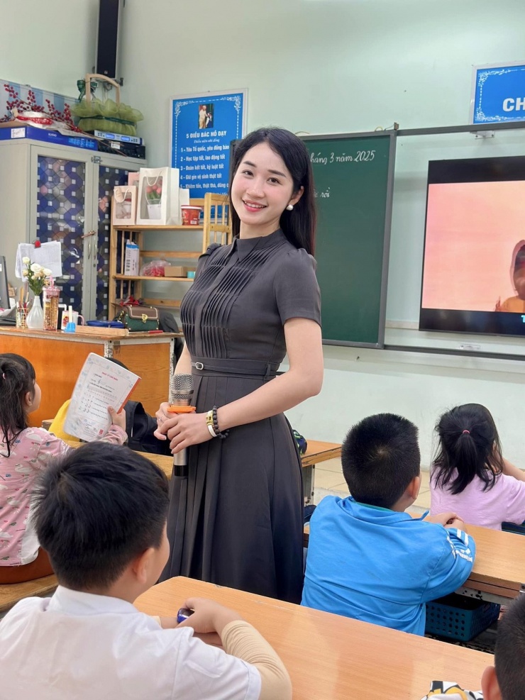 Phương Thảo luôn biết cách chọn những bộ đồ tôn được lợi thế vóc dáng.
