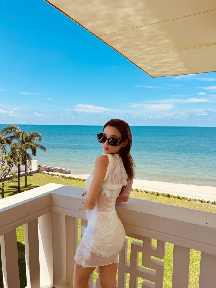Chiếc váy được thiết kế bất đối xứng với các lớp vải mỏng xếp tầng tinh tế, vừa khoe khéo đường cong cơ thể vừa mang lại vẻ thời thượng và sang trọng. Cô phối cùng kính mắt bản to hàng hiệu, mái tóc suôn mượt buông nhẹ và túi xách tông hồng pastel nhã nhặn – tất cả hòa quyện tạo nên hình ảnh một quý cô thời thượng, sang chảnh tận cùng mà vẫn cực kỳ nữ tính.