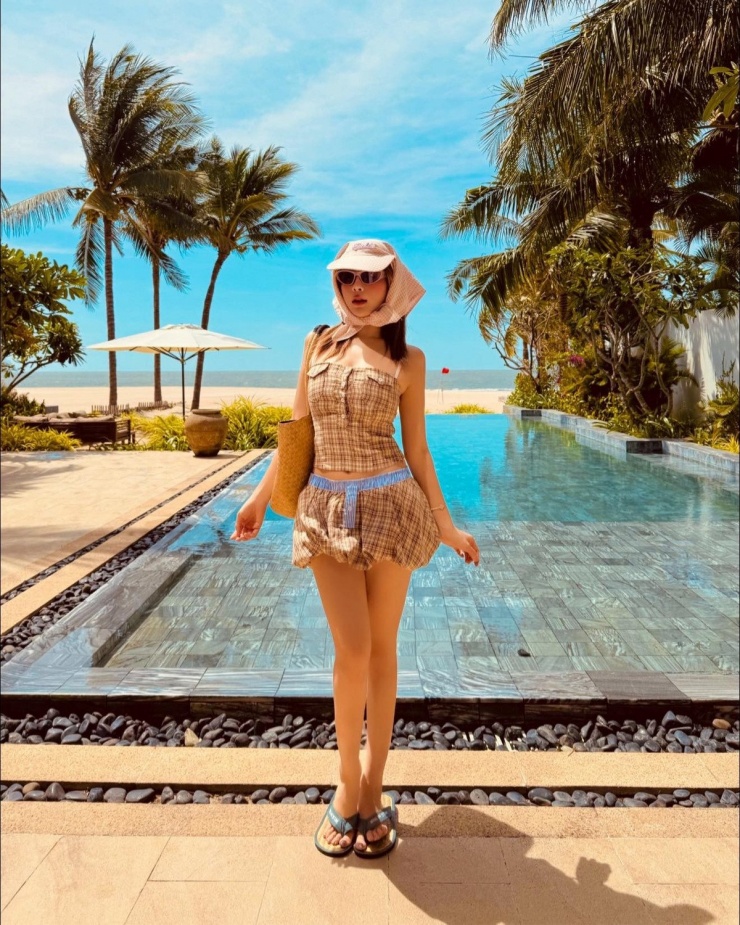 Không chỉ nổi tiếng vì gu ăn mặc đẳng cấp, cô còn là biểu tượng của lối sống sang trọng, chỉn chu và tinh tế bậc nhất trong giới hotgirl đời đầu.