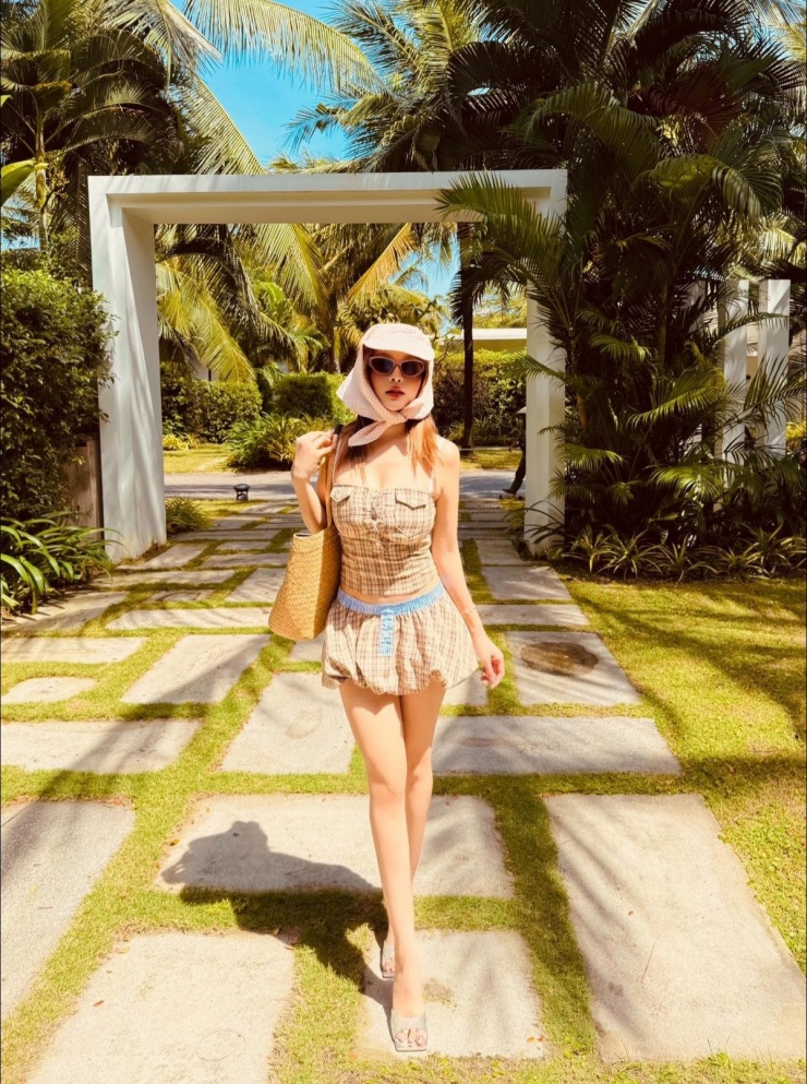 Trên trang cá nhân, cô nàng thường xuyên chia sẻ về những chuyến nghỉ dưỡng bên cạnh gia đình hay bạn bè.