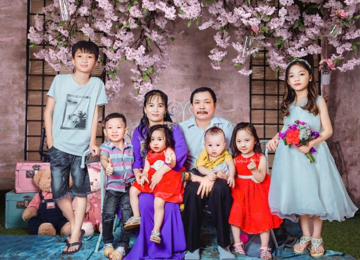 Vợ chồng bà Thưởng bên các cháu nội, ngoại 