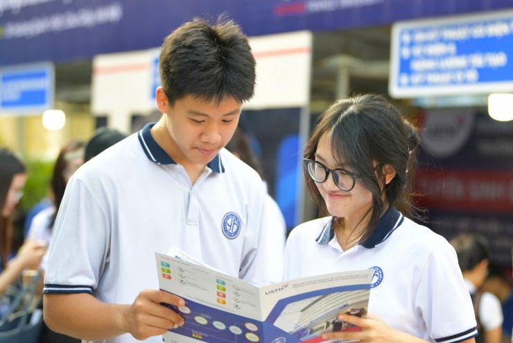 Học sinh tham gia Ngày hội tuyển sinh khối các ngành Khoa học và Công nghệ do báo Tiền Phong tổ chức sáng 18/5.