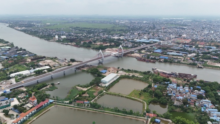Cầu Thiên Trường nối đường Song Hào đến đường Vũ Hữu Lợi, thuộc ba phường Cửa Nam, Nam Vân và Năng Tĩnh, TP Nam Định. Cầu khởi công từ tháng 10/2022, tổng mức đầu tư là 1.200 tỷ đồng.