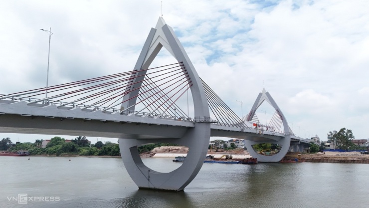 Cầu được thiết kế dây văng với hai trụ tháp hình búp sen, trở thành biểu tượng mới của Nam Định.
