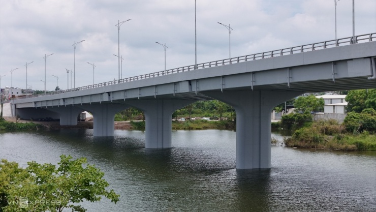 Cầu có 16 nhịp, dài 1,6 km, trong đó phần vượt sông dài gần 800 m, mặt cắt ngang hơn 20 m.