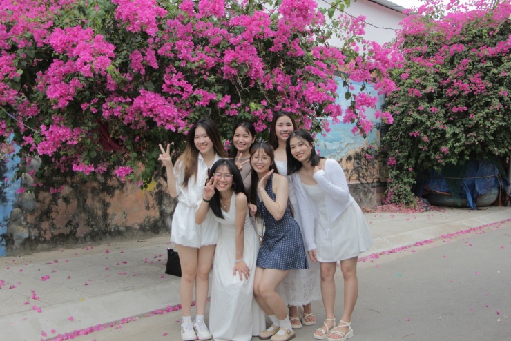 Du khách thích mê đường hoa giấy rực rỡ ở Nha Trang - 7