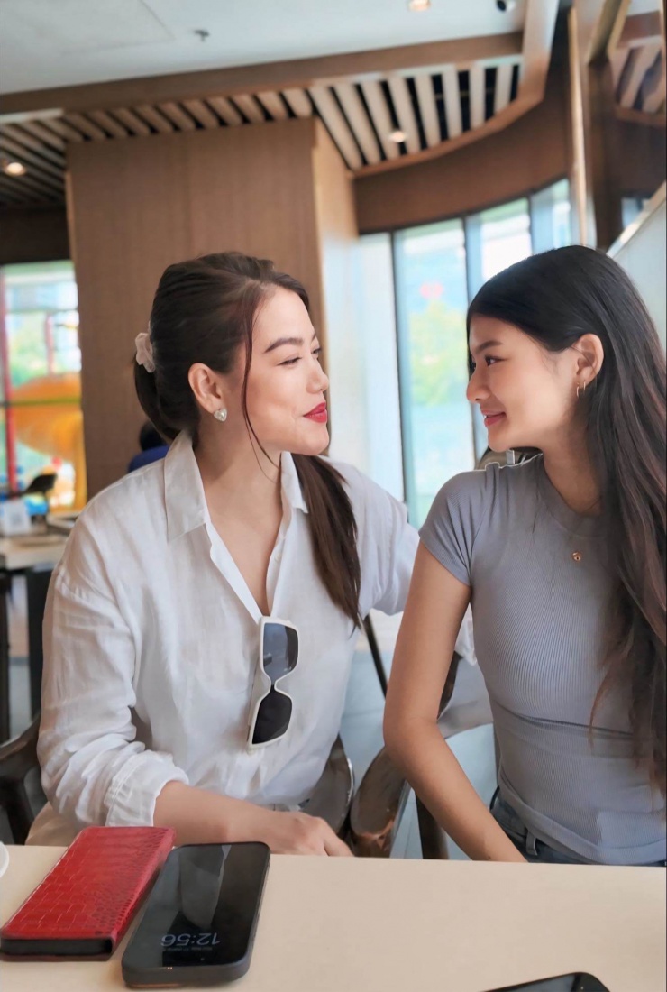 Ngay dưới bài đăng, nhiều người để lại bình luận khen vẻ xinh đẹp rạng ngời của 2 mẹ con diễn viên 