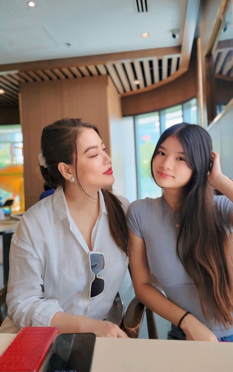 Từ nhỏ, Bảo Tiên đã được nhiều thương hiệu thời trang mời đóng quảng cáo nhưng Trương Ngọc Ánh từ chối vì không muốn con vào showbiz quá sớm. Nhiều người khuyên Trương Ngọc Ánh cho Bảo Tiên thi hoa hậu khi đủ tuổi nhưng cô tôn trọng ước muốn, chính kiến của con.