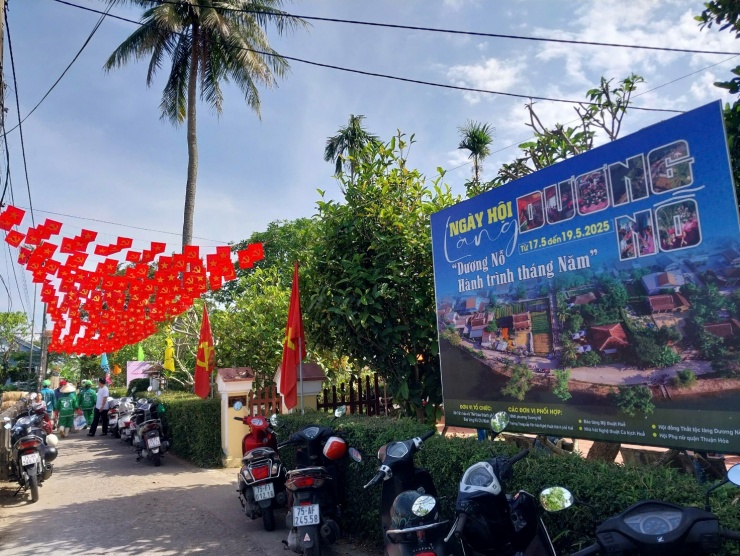 Di tích Nhà lưu niệm Bác Hồ nằm trong cụm di tích lưu niệm về Người ở làng Dương Nỗ. Cùng với đình làng, Am Bà, Bến đá, ngôi nhà đã góp phần tái hiện cuộc sống của Chủ tịch Hồ Chí Minh cùng với cha và anh trai ở một làng quê của Huế vào những năm cuối thế kỷ XIX (1898-1900).