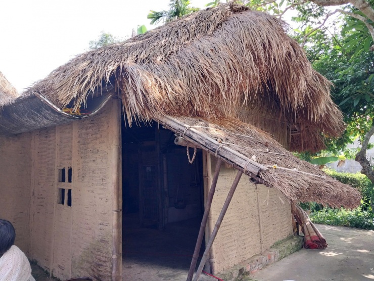 Tại ngôi nhà mái tranh đơn sơ, giản dị, Chủ tịch Hồ Chí Minh bắt đầu học chữ Hán, từ người thầy đầu tiên cũng chính là người cha thân yêu của mình, đã góp phần mở ra nhãn quan mới về nhận thức.