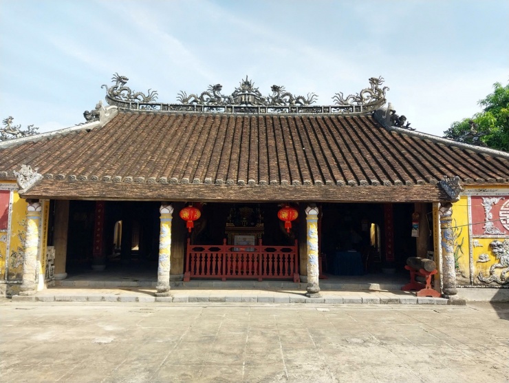 Làng Dương Nỗ với ngôi đình bề thế, uy nghi được xây dựng từ đời vua Lê Thánh Tông (1471), tọa lạc bên dòng sông Phổ Lợi, đã gắn liền với lịch sử hình thành và phát triển của làng quê qua bao thăng trầm và biến đổi.
