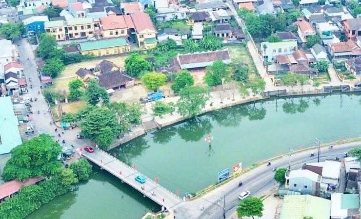 Trong 2 năm Chủ tịch Hồ Chí Minh (lúc bấy giờ có tên là Nguyễn Sinh Cung) cùng anh theo cha về làng Dương Nỗ, Đình làng là nơi Bác Hồ thường lui tới vui chơi và viếng cảnh. Đặc biệt, vào những dịp hội hè, tế lễ hàng năm của làng, Bác và bạn bè cùng lứa tuổi đã chứng kiến,&nbsp;hòa chung với những sinh hoạt văn hóa truyền thống nơi đây.