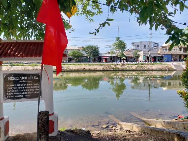 Điểm di tích Bến đá - Nơi Nguyễn Sinh Cung thường ra tắm giặt trong những năm Người sống và học tập ở làng Dương Nỗ.