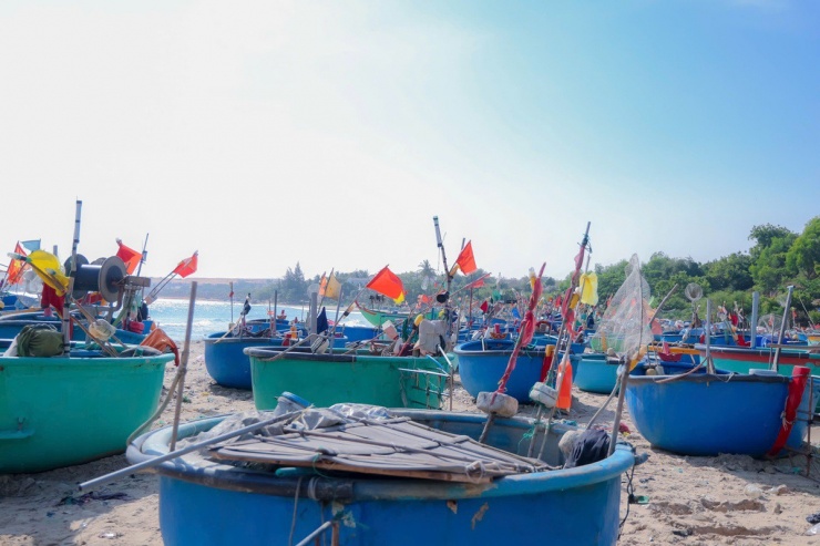 Làng chài hoang sơ, nơi bình yên trú mình sau lưng núi Hòn Hồng - 9