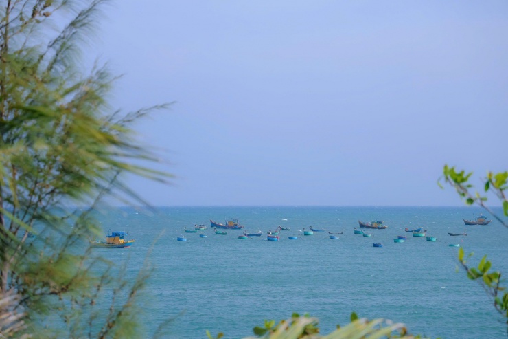 Làng chài hoang sơ, nơi bình yên trú mình sau lưng núi Hòn Hồng - 13