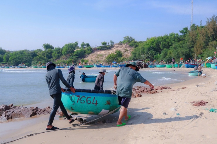 Làng chài hoang sơ, nơi bình yên trú mình sau lưng núi Hòn Hồng - 15