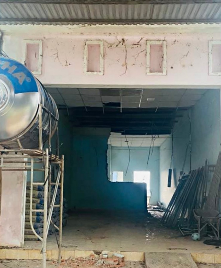 Căn nhà cũ trong lúc được sửa chữa của vợ chồng chị Mai