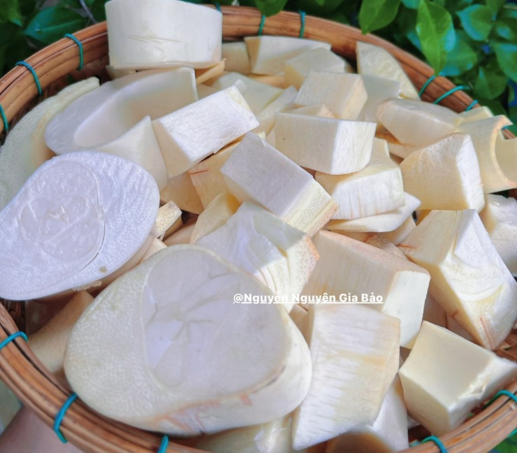 Củ hũ dừa trắng nõn, có thể chế biến thành nhiều món ngon. Ảnh: Gia Bảo