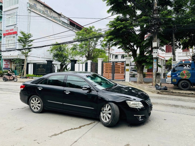 Chiếc lốp trước bên phụ của xe Toyota Camry bị tuột khi đang di chuyển trên đường. Ảnh: Điệp Xa lộ/Otofun