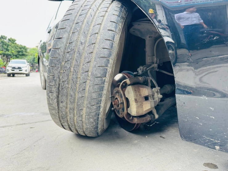 Xe Camry bất ngờ 'rụng' bánh giữa đường do sơ suất đáng trách của thợ sửa xe? - 2