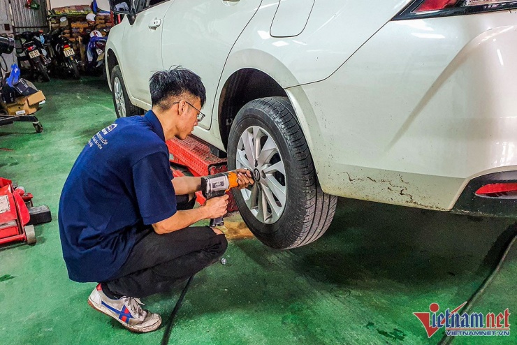 Siết lại ốc giữ cho bánh xe sau khi sửa chữa là công việc đơn giản, nhưng vẫn cần sự cẩn thận từ thợ sửa xe. Ảnh minh hoạ: Ngô Minh