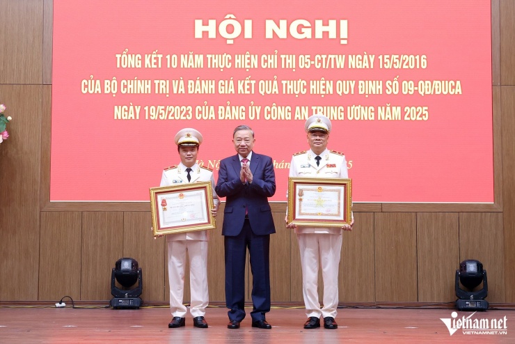 Tổng Bí thư Tô Lâm trao tặng huân chương Quân công cho Trung tướng Tô Ân Xô, huân chương Chiến công cho Thiếu tướng Đặng Hồng Đức. Ảnh: Đình Hiếu Tổng Bí thư Tô Lâm trao tặng huân chương Quân công cho Trung tướng Tô Ân Xô, huân chương Chiến công cho Thiếu tướng Đặng Hồng Đức. Ảnh: Đình Hiếu