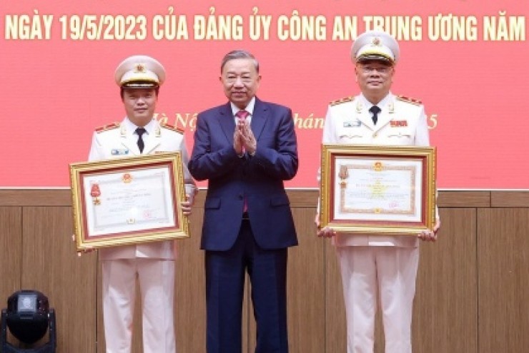 Trao huân chương Quân công hạng 3 cho Trung tướng Tô Ân Xô