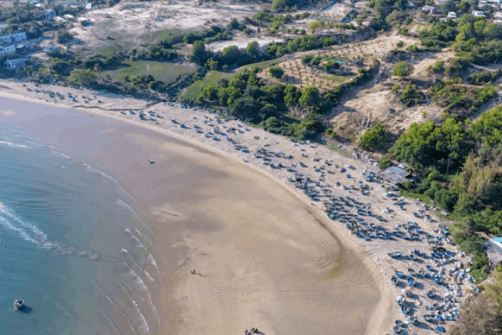 Làng chài hoang sơ, nơi bình yên trú mình sau lưng núi Hòn Hồng