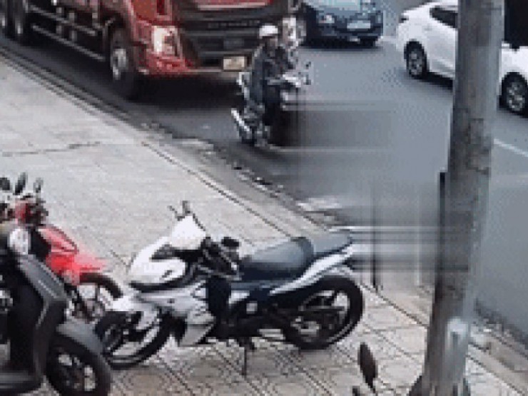 Xe tải không người lái đâm tử vong người chờ đèn đỏ, ai phải chịu trách nhiệm?
