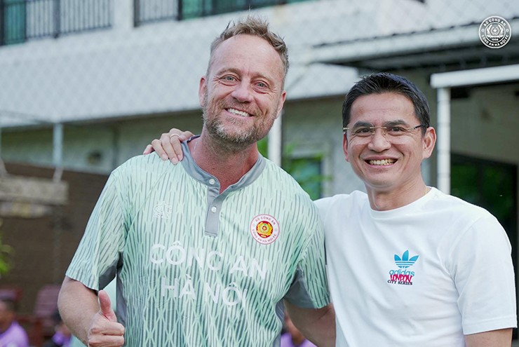 Công an HN đến Thái Lan đá chung kết Đông Nam Á, HLV Kiatisak động viên Quang Hải