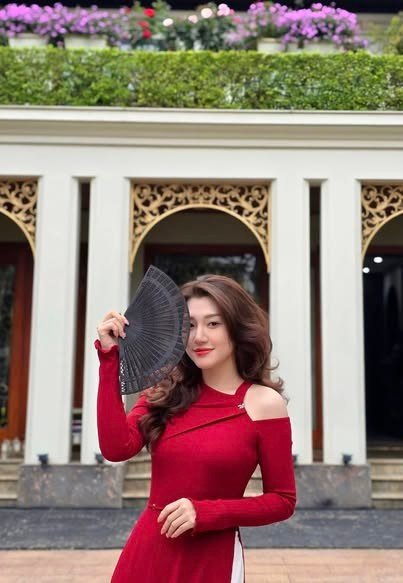 Cô nàng từng gây chú ý với thành tích học tập ấn tượng khi là một trong số ít thí sinh đạt 9,75 điểm môn thi Ngữ văn kỳ thi THPT quốc gia 2017. Năm học 2015-2016, cô bạn xuất sắc giành giải Ba tại kỳ thi Học sinh giỏi quốc gia môn Ngữ văn.