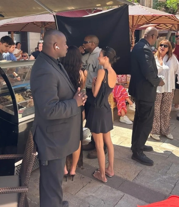Các vệ sĩ đứng bảo vệ vợ chồng Kanye và em gái Bianca cạnh hàng kem. Ảnh: Backgrid