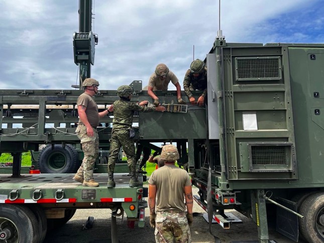Lính Mỹ và Philippines vận hành hệ thống tên lửa Typhon trong cuộc tập trận chung năm 2024. (Ảnh: US Army)