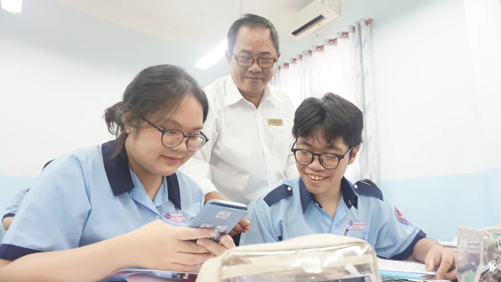 Thầy trò Trường THCS Đoàn Thị Điểm, quận 3, trong 1 giờ học. Ảnh: NGUYỄN QUYÊN