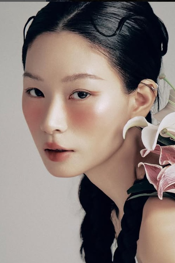 Cách make-up của cô cũng khiến khán giả chú ý bởi sự độc đáo.