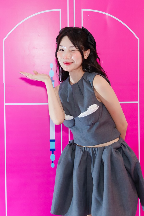 Mới đây, trong sự kiện "MY20s Express", Thạch Trang đã có cơ hội mở lòng về những áp lực phải liên tục đổi mới, nỗi sợ bị bỏ lại phía sau và hành trình giữ vững chất riêng trong một thế giới mạng xã hội đầy biến động.