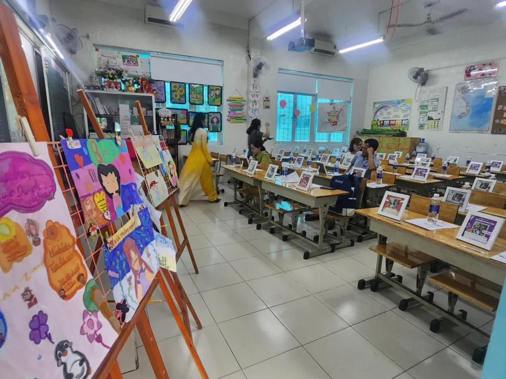 Buổi họp cuối năm của lớp được giáo viên chuẩn bị rất chu đáo, gây ấn tượng đối với phụ huynh. Ảnh: NQ