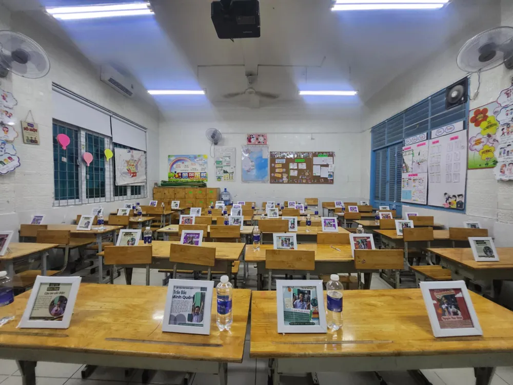 Món quà cô dành tặng học trò vào cuối năm học. Đây sẽ là một kỷ niệm đẹp của các con. Ảnh: NQ