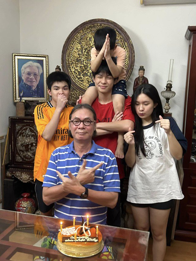 Về đời tư, NSND Trần Lực cũng như rất nhiều nghệ sĩ Bắc khác, anh sống cực kỳ kín tiếng. Tuy nhiên, trên trang cá nhân, thỉnh thoảng nam nghệ sĩ gạo cội vẫn khoe khéo cuộc sống của mình. Anh hạnh phúc bên các con trong những dịp lễ Tết. Cũng như những ông bố bình thường, NSND Trần Lực dành thời gian chăm sóc con, định hướng và giáo dục con trong quá trình các con khôn lớn trưởng thành.