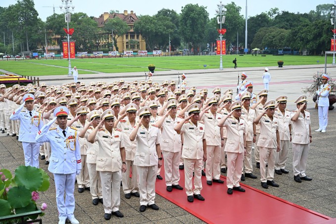 Đảng ủy Công an Trung ương - Bộ Công an viếng Chủ tịch Hồ Chí Minh. Ảnh: Giang Huy