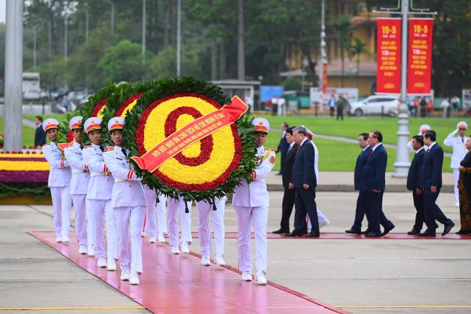 Vòng hoa của đoàn mang dòng chữ Đời đời nhớ ơn Chủ tịch Hồ Chí Minh vĩ đại. Ảnh: Giang Huy