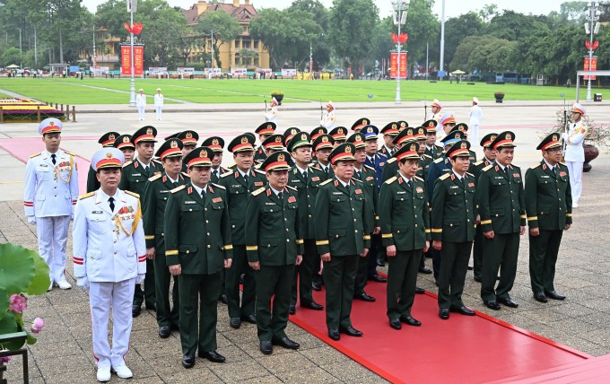 Đoàn Quân ủy Trung ương - Bộ Quốc phòng viếng Chủ tịch Hồ Chí Minh. Ảnh: Giang Huy