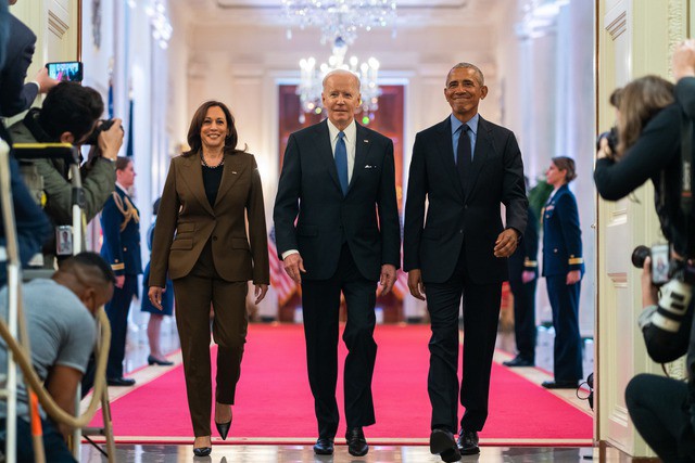 Từ trái qua phải: Bà Kamala Harris, ông Joe Biden và ông Barack Obama. Ảnh: Nhà Trắng