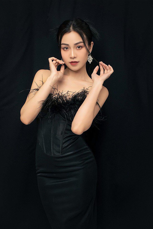Quỳnh Châu Nữ hiện làm việc tại Nhà hát Kịch Hà Nội. Cô từng giành giải Nhất cuộc thi King and Queen 2018 của Đại học Sân khấu Điện ảnh Hà Nội và Huy chương bạc Liên hoan Kịch nói toàn quốc 2021