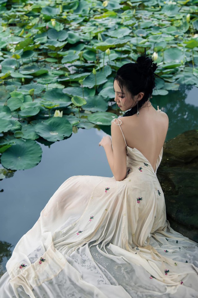 Vẻ ngoài gợi cảm "chết người" của diễn viên Quỳnh Châu được nhiều khán giả yêu thích.