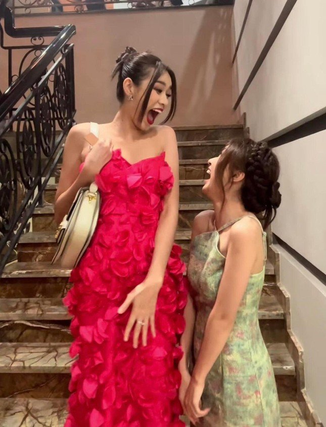 Người khác có thể sẽ muốn tránh xa các nàng hậu để không lộ nhược điểm chiều cao nhưng Hòa Minzy lại biến vóc dáng nhỏ nhắn thành điểm đặc trưng của mình. Cô luôn tự tin thoải mái khi chụp ảnh cùng các Hoa hậu, còn không ngại biểu cảm nhí nhố.